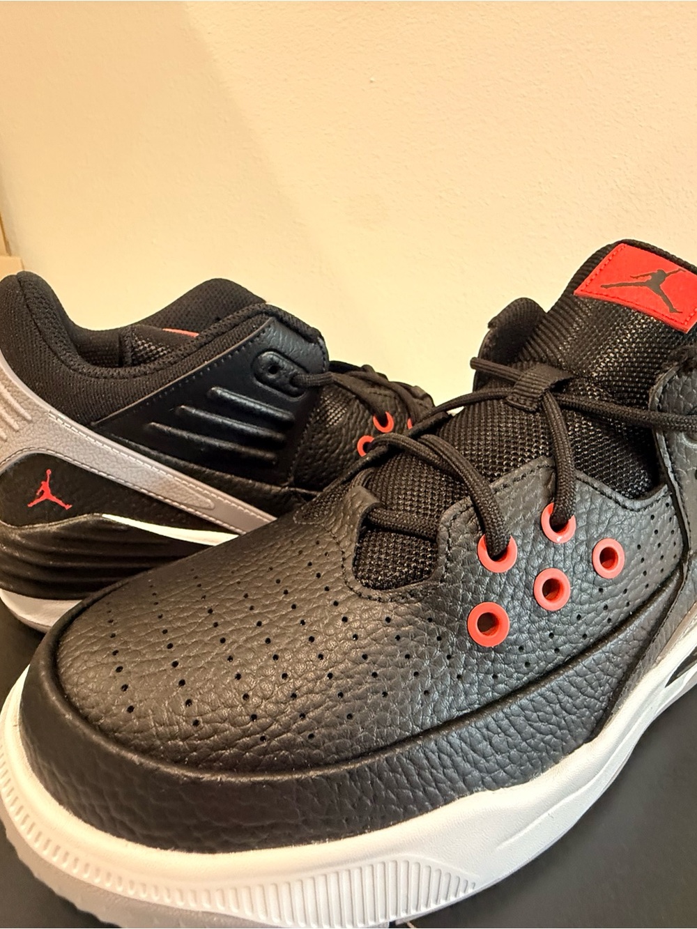 Nike Jordan Max Aura 5 (GS) Unisex Mid-Top Sneakers Black/Red Size 6.5Y